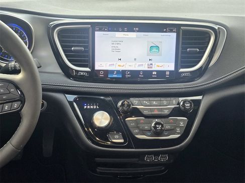 Used 2023 Chrysler Pacifica Touring-L w/ S Appearance Package image 22