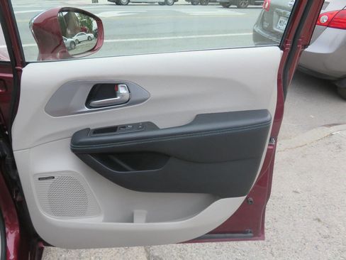 Used 2018 Chrysler Pacifica Limited w/ Advanced Safetytec Group FWD image 33