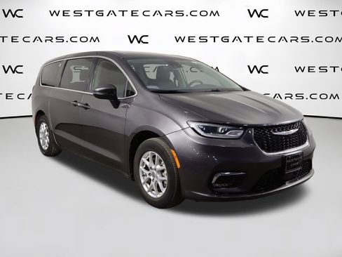 Used 2023 Chrysler Pacifica Touring-L FWD image 41