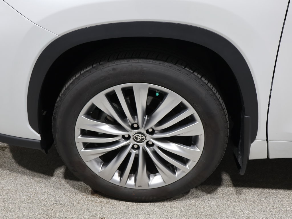 Used 2024 Toyota Highlander Platinum AWD/4WD image 8