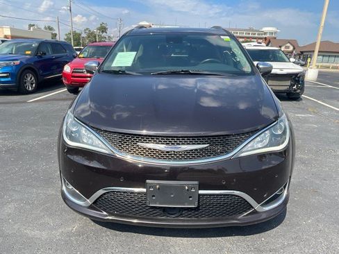 Used 2019 Chrysler Pacifica Limited w/ Tire & Wheel Group FWD image 2