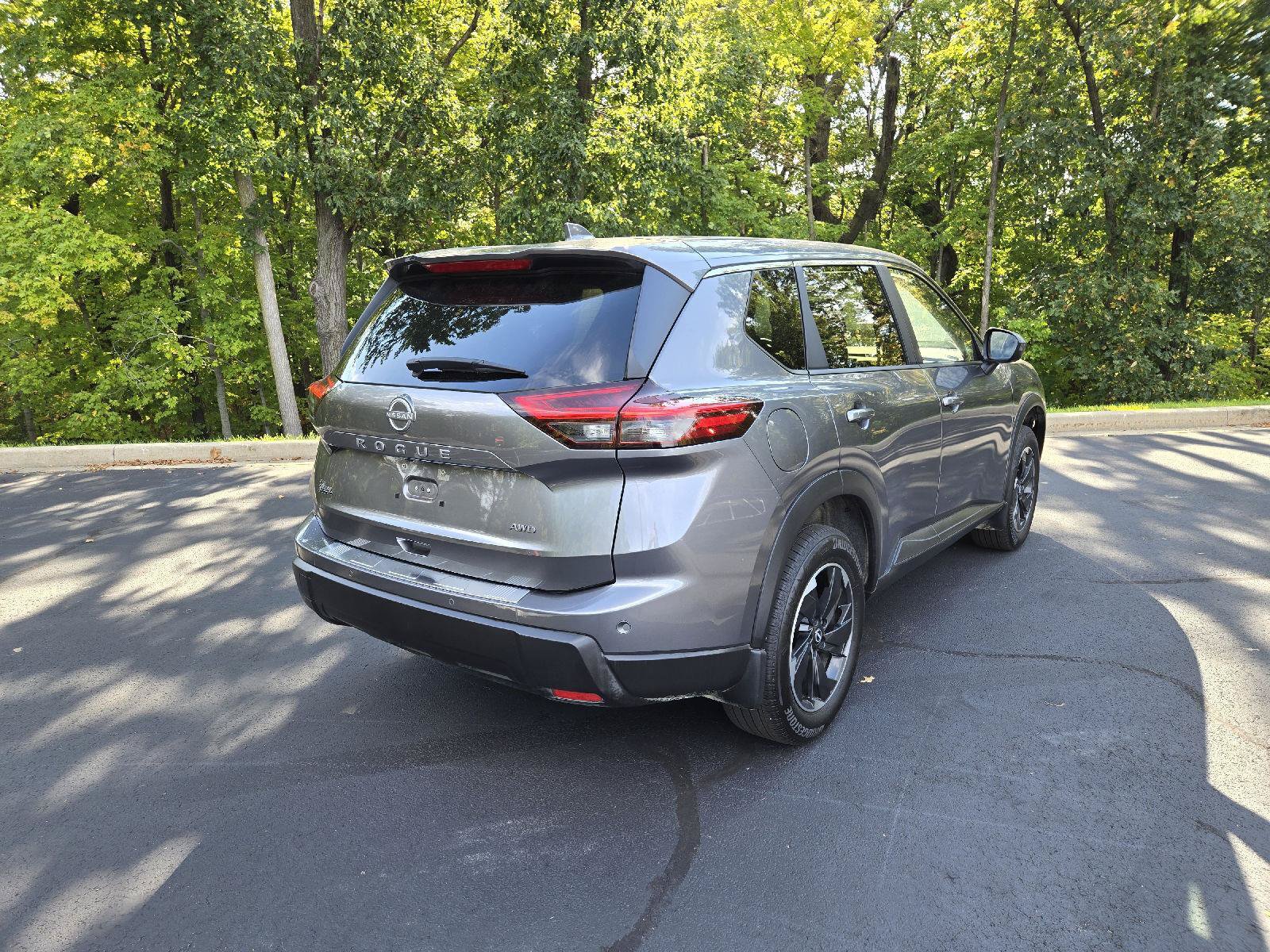 Used 2025 Nissan Rogue SV AWD/4WD image 3