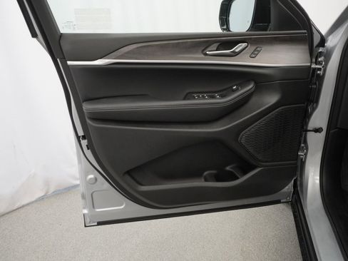 New 2025 Jeep Grand Cherokee Limited w/ Black Appearance Package image 28