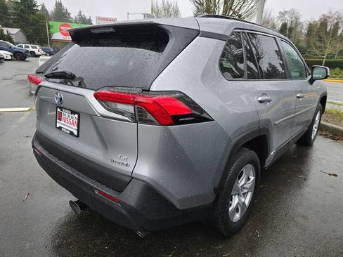 Used 2019 Toyota RAV4 LE w/ Carpet Mat Package image 4