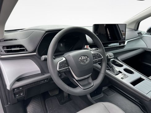 Used 2025 Toyota Sienna XLE image 9