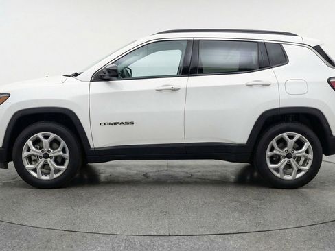 Used 2025 Jeep Compass Latitude AWD/4WD image 5