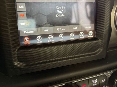 Used 2019 Jeep Wrangler Unlimited Sahara w/ Cold Weather Group image 10