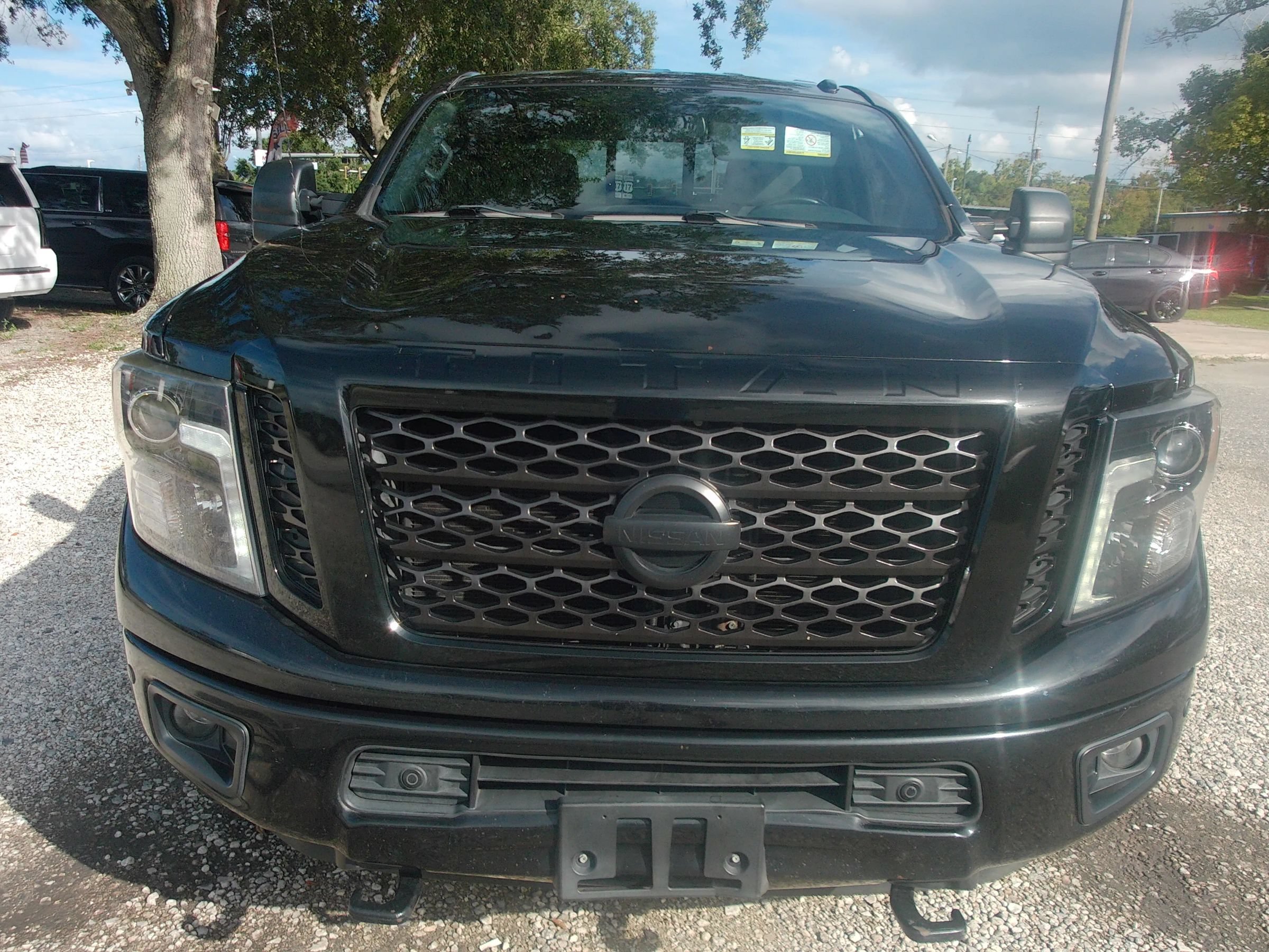 Used 2018 Nissan Titan SV w/ SV Convenience Package AWD/4WD image 2