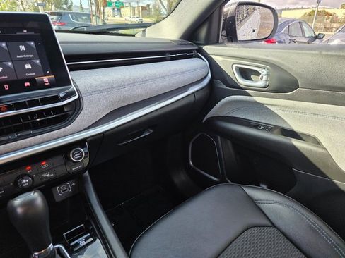 Used 2024 Jeep Compass Latitude image 34