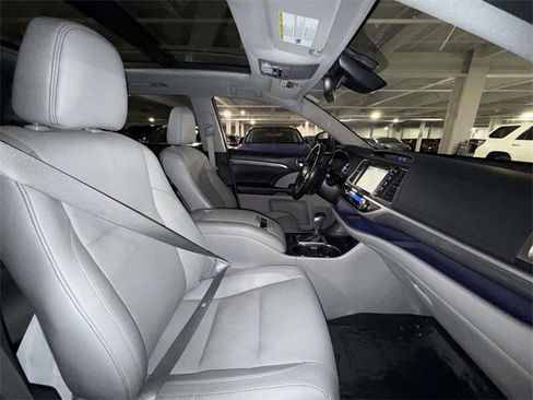 Used 2017 Toyota Highlander Limited Platinum image 14