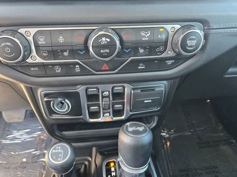 Used 2025 Jeep Wrangler Sahara image 16