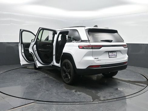 Used 2023 Jeep Grand Cherokee Altitude image 43