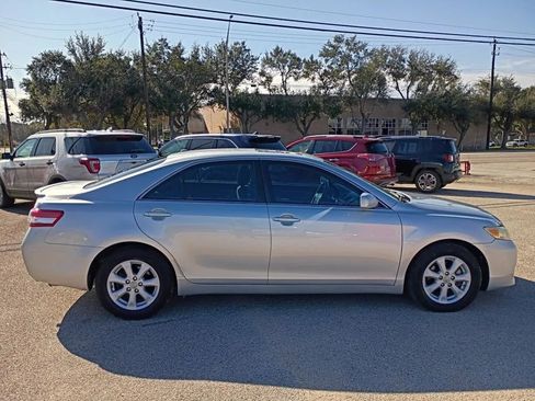 Used 2011 Toyota Camry XLE image 6