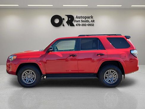Used 2020 Toyota 4Runner Venture w/ Moonroof Package AWD/4WD image 3