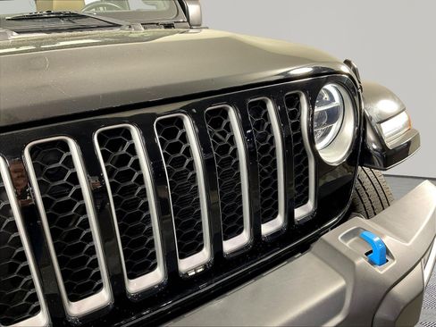 Used 2022 Jeep Wrangler Unlimited Sahara w/ Cold Weather Group AWD/4WD image 33