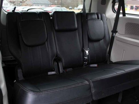 Used 2014 Chrysler Town & Country Touring image 26