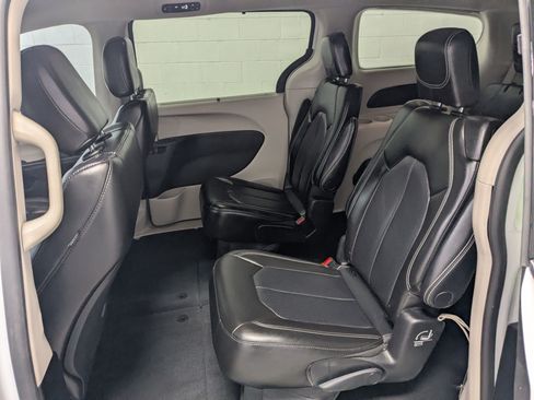 Certified 2023 Chrysler Pacifica Touring-L FWD image 22