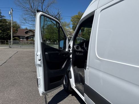 Used 2023 Mercedes-Benz Sprinter 2500 image 9