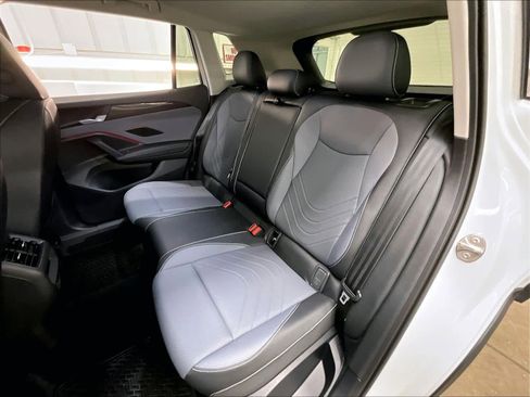 Used 2025 Volkswagen Tiguan SE image 28