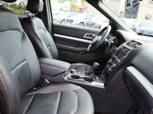 Used 2017 Ford Explorer XLT w/ Equipment Group 202A AWD/4WD image 14