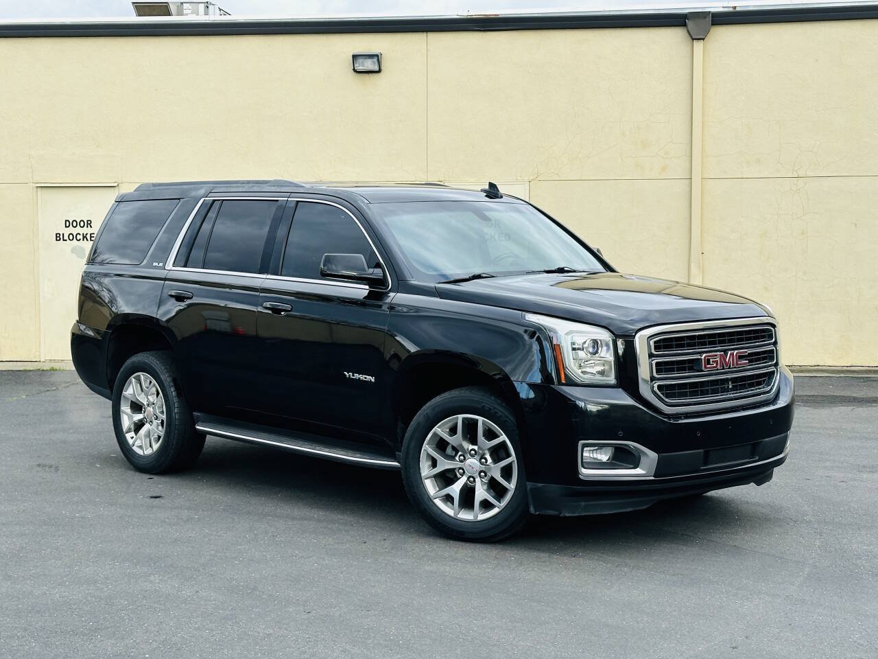 Used 2017 GMC Yukon SLE w/ SLE Value Package AWD/4WD image 2
