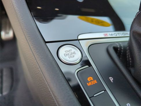 Used 2017 Volkswagen Golf R 4-Door image 39