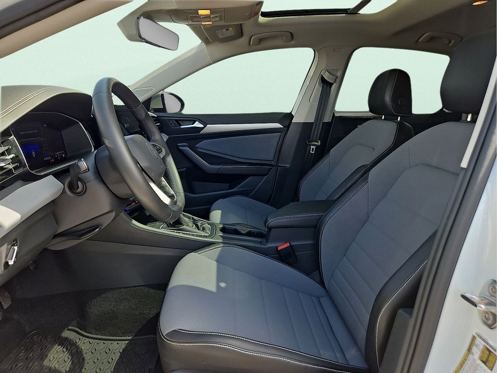 Used 2026 Volkswagen Jetta SE FWD image 13