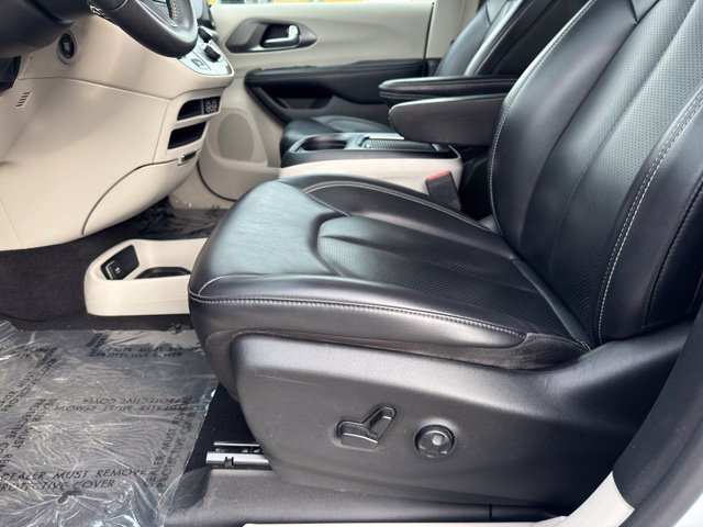 Used 2023 Chrysler Pacifica Touring-L FWD image 5