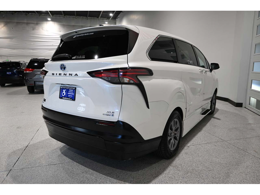 Used 2021 Toyota Sienna XLE AWD/4WD image 6