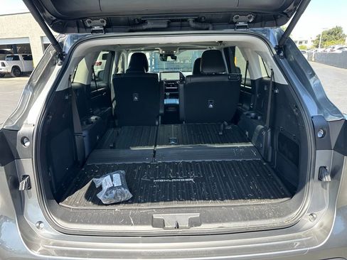 Used 2026 Toyota Highlander Limited AWD/4WD image 5