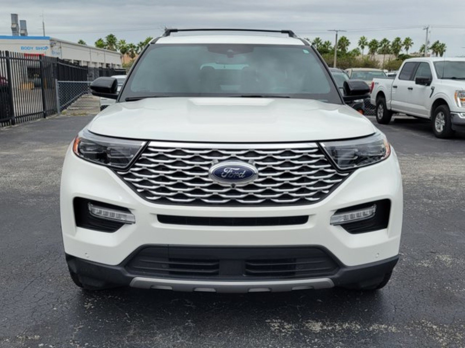 Used 2023 Ford Explorer Platinum w/ Technology Package AWD/4WD image 2