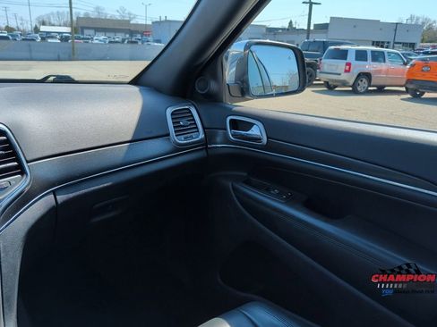 Used 2018 Jeep Grand Cherokee Limited image 25