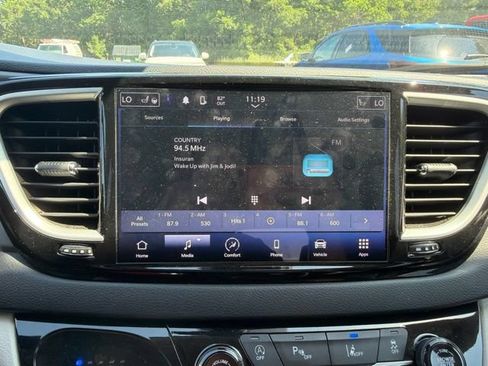 Used 2023 Chrysler Pacifica Touring-L FWD image 25