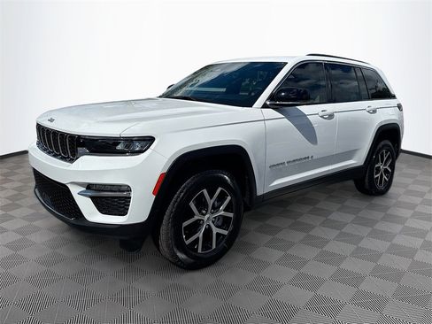 Used 2025 Jeep Grand Cherokee Limited image 4