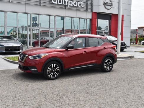 Used 2020 Nissan Kicks SR image 2