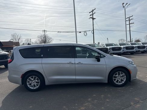 Used 2024 Chrysler Pacifica Touring-L image 6
