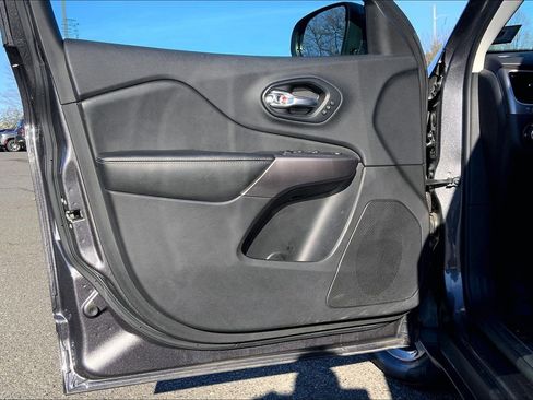 Used 2019 Jeep Cherokee Limited image 18