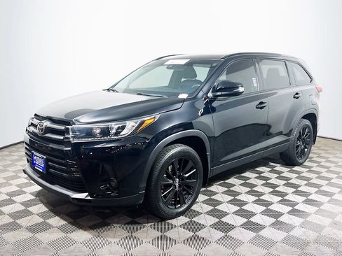 Used 2019 Toyota Highlander SE w/ Nightshade Edition AWD/4WD image 3
