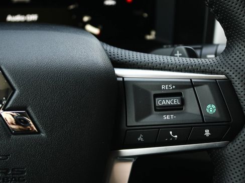 New 2025 Mitsubishi Outlander SE image 18