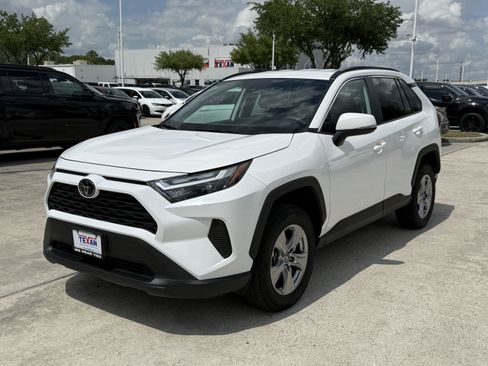 Used 2025 Toyota RAV4 XLE FWD image 9