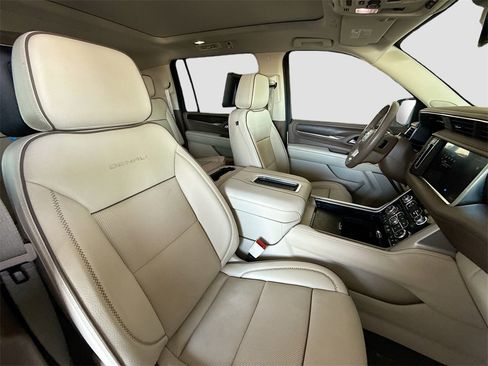 Used 2024 GMC Yukon XL Denali w/ Advanced Technology Package image 32