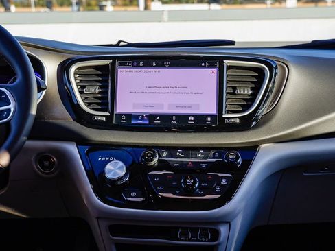 Certified 2024 Chrysler Pacifica Touring-L image 14