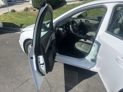 Used 2016 Chevrolet Cruze LT w/ Technology Package image 5