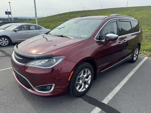 Used 2017 Chrysler Pacifica Limited FWD image 3