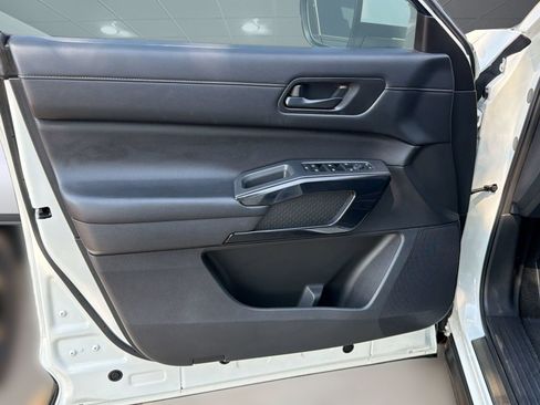 Used 2023 Nissan Pathfinder SV w/ SV Premium Package FWD image 13