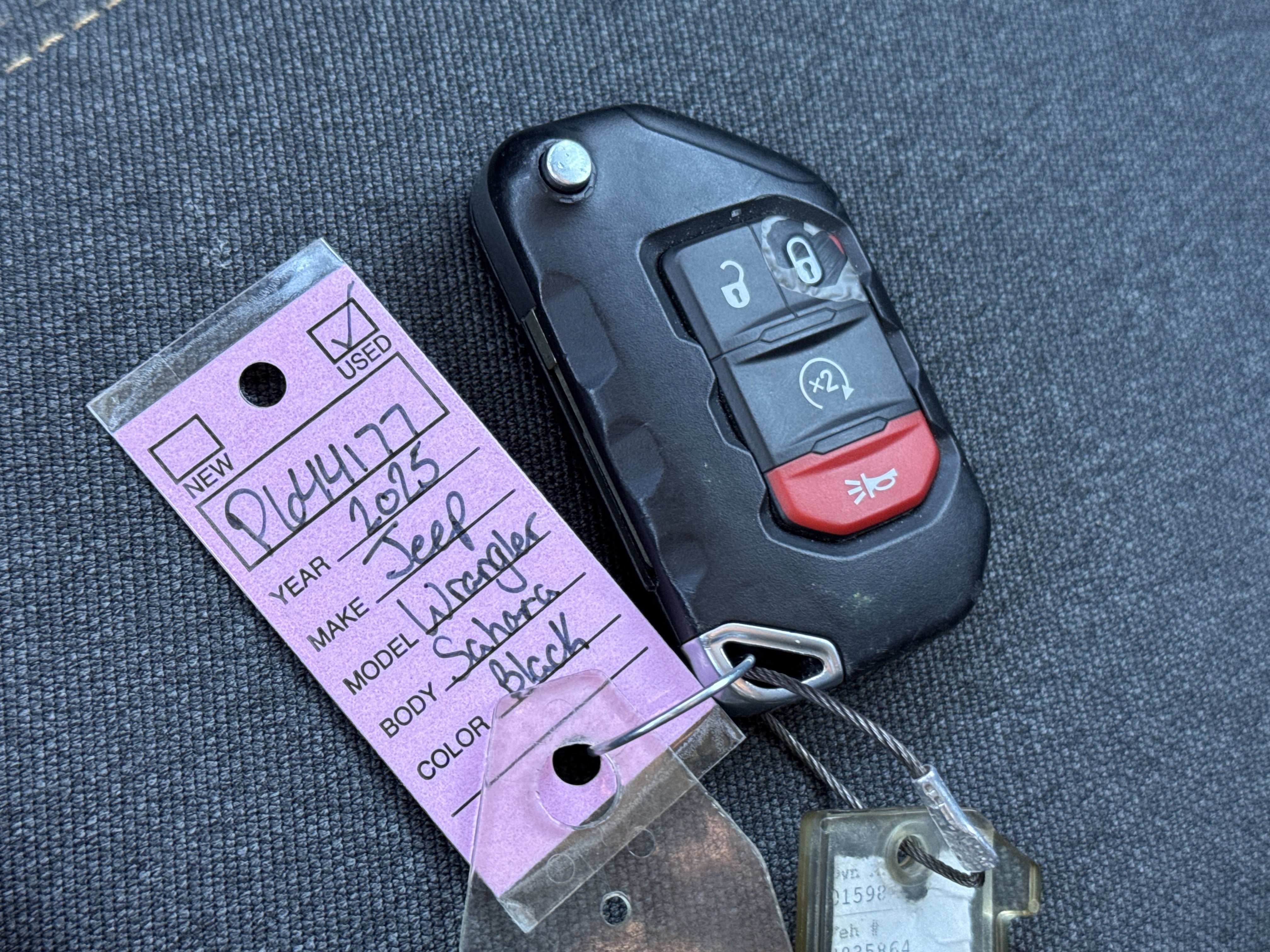 Used 2025 Jeep Wrangler Unlimited Sahara AWD/4WD image 32