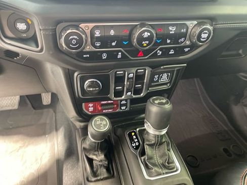Used 2024 Jeep Wrangler Unlimited Rubicon AWD/4WD image 14