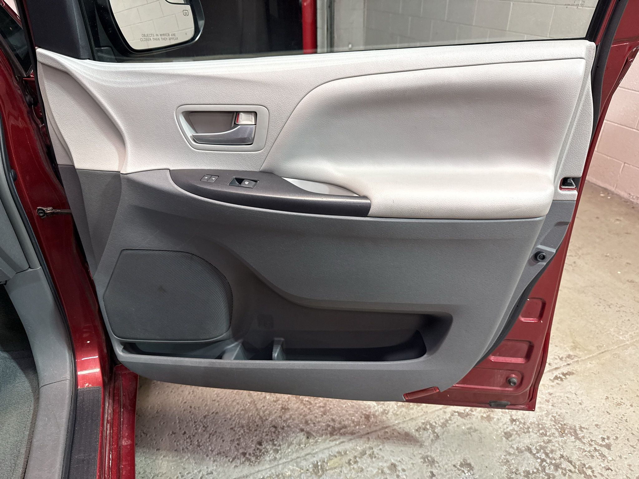 Used 2015 Toyota Sienna LE FWD image 22