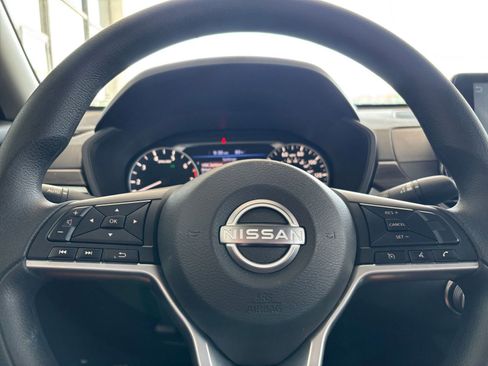 Used 2025 Nissan Altima 2.5 SV FWD image 29