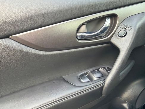 Used 2016 Nissan Rogue SV w/ SV Premium Package image 34